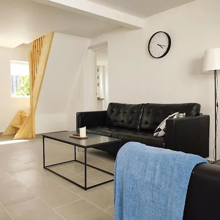 Cozy House With 3 Bedrooms On The Sea Coast *